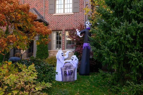 Toronto, ON, Kanada - 12 Ekim 2024: Cadılar Bayramı süslemeleri dışarıda olan eve bakın.