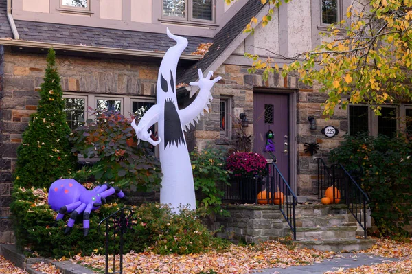Toronto, ON, Kanada - 12 Ekim 2024: Cadılar Bayramı süslemeleri dışarıda olan eve bakın.