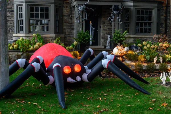 Toronto, ON, Kanada - 12 Ekim 2024: Cadılar Bayramı süslemeleri dışarıda olan eve bakın.