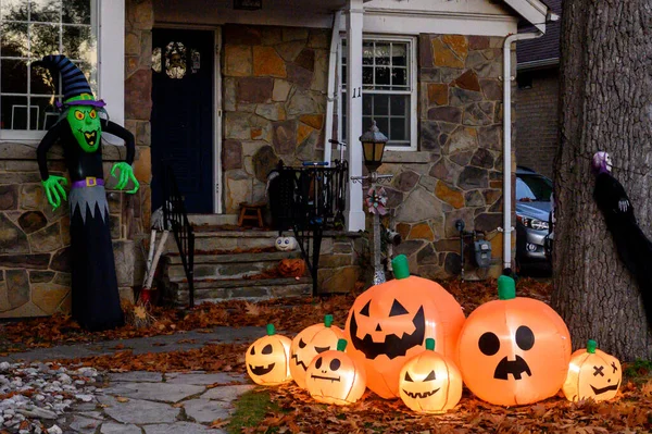 Toronto, ON, Kanada - 12 Ekim 2024: Cadılar Bayramı süslemeleri dışarıda olan eve bakın.