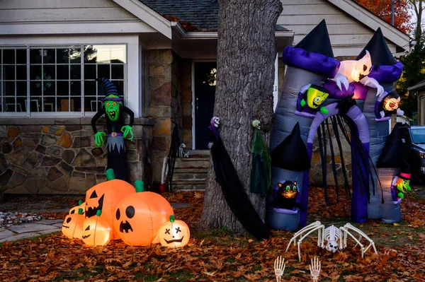 Toronto, ON, Kanada - 12 Ekim 2024: Cadılar Bayramı süslemeleri dışarıda olan eve bakın.