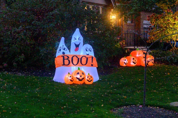 Toronto, ON, Kanada - 12 Ekim 2024: Cadılar Bayramı süslemeleri dışarıda olan eve bakın.