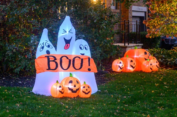 Toronto, ON, Kanada - 12 Ekim 2024: Cadılar Bayramı süslemeleri dışarıda olan eve bakın.