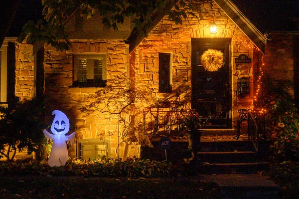 Toronto, ON, Kanada - 12 Ekim 2024: Cadılar Bayramı süslemeleri dışarıda olan eve bakın.