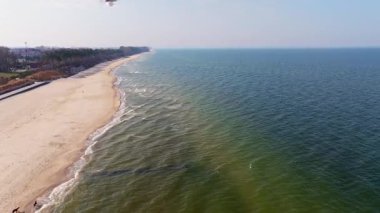 Sarbinowos kıyıları geniş kumlu plajlar, modern bir gezinti alanı ve sakin Baltık suları sunar..