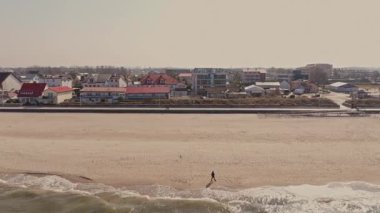Sarbinowo 'nun hava görüntüleri doğanın ve mimarinin uyumunu yakalar: kumlu sahil, sahil gezintisi, sakin Baltık dalgaları.