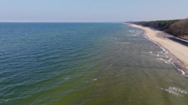 Sarbinowos kıyıları altın kum, huzurlu deniz ve aylaklarla dolu bir gezinti alanı ile uzanır..