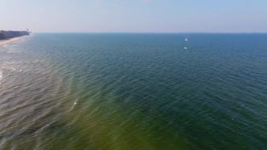 Sarbinowo yukarıdan geniş kumlu bir sahil, sakin bir deniz ve bu barışçıl Baltık köyünün göbeğindeki tarihi kırmızı tuğlalı kiliseyle büyüleyici bir gezinti alanı gösteriyor..