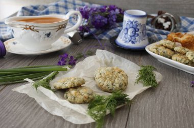 Isırgan otu ile ev yapımı çörekler.