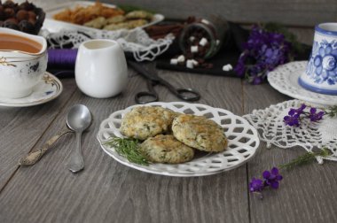 Isırgan otu ile ev yapımı çörekler.