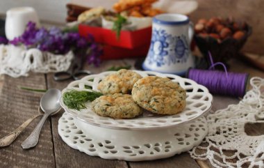 Isırgan otu ile ev yapımı çörekler.