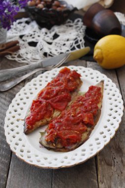 Domatesli fırında uskumru