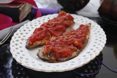 Domatesli fırında uskumru