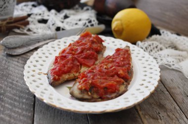 Domatesli fırında uskumru