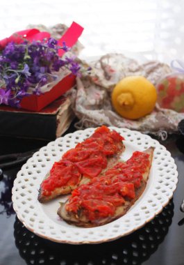 Domatesli fırında uskumru