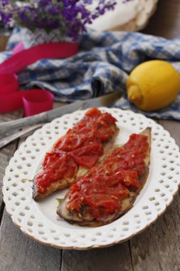 Domatesli fırında uskumru