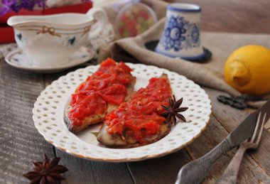 Domatesli fırında uskumru