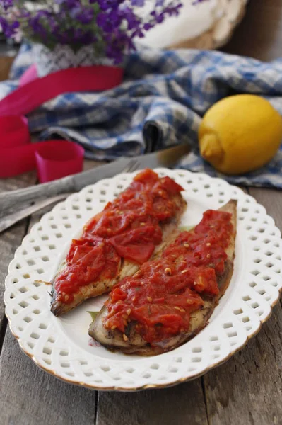 Domatesli fırında uskumru