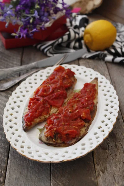 Domatesli fırında uskumru