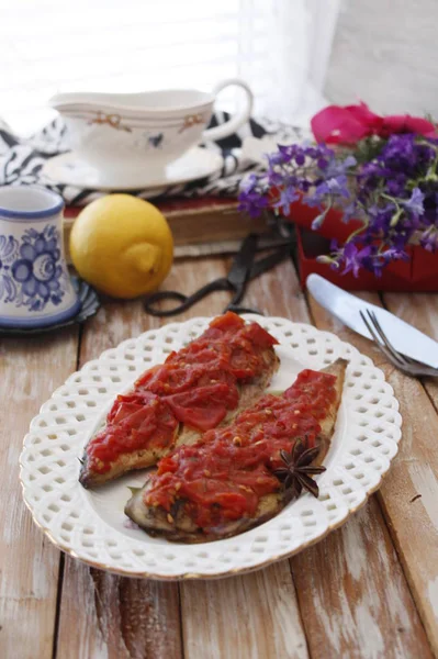 Domatesli fırında uskumru