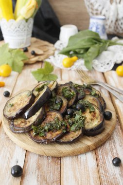 Baharatlı patlıcan domates sosu ve Salantro ile. Izgara patlıcan.