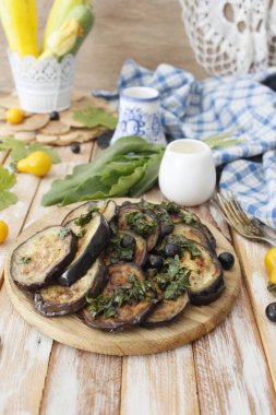 Baharatlı patlıcan domates sosu ve Salantro ile. Izgara patlıcan.