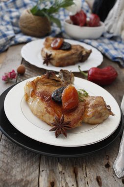 Kurutulmuş meyve soslu et