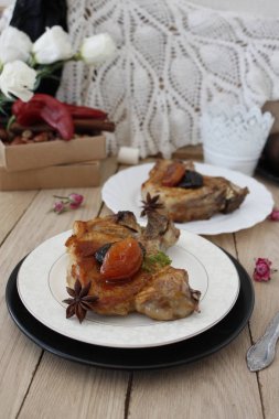 Kurutulmuş meyve soslu et