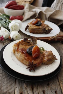 Kurutulmuş meyve soslu et