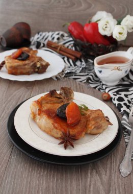 Kurutulmuş meyve soslu et