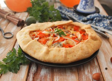 Gallett kabak, fındık ve peynir ile