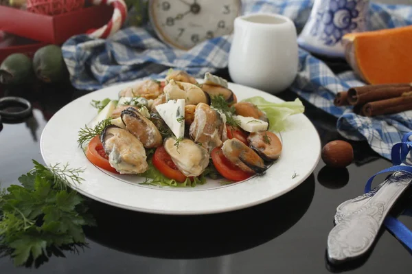 Fresh Salad Mussels Parmesan Tomato — Stock Photo, Image