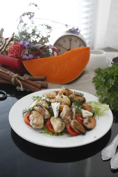 Fresh Salad Mussels Parmesan Tomato — Stock Photo, Image