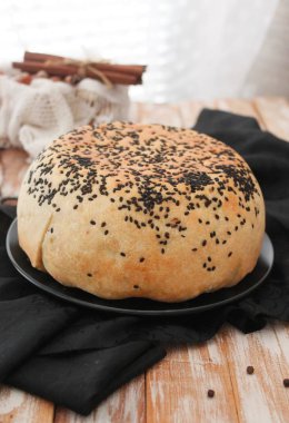 ev yapımı ekmek susam ile