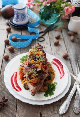 erik ve kuş üzümü ile kızarmış ördek