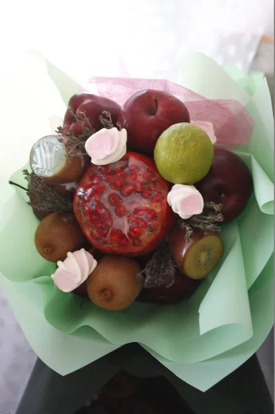 Bukiet Owoców Składający Się Jabłek Granatów Kwiatów — Zdjęcie stockowe