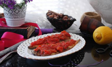 Domatesli fırında uskumru