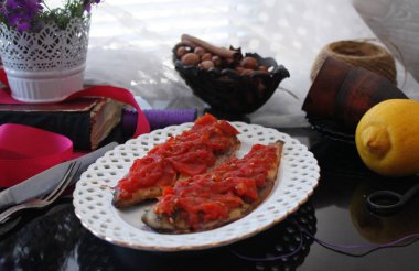 Domatesli fırında uskumru