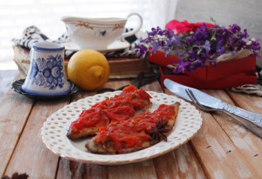 Domatesli fırında uskumru