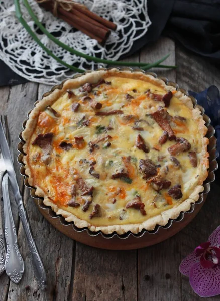 Quiche Con Champiñones Chanterelle Imagen De Stock