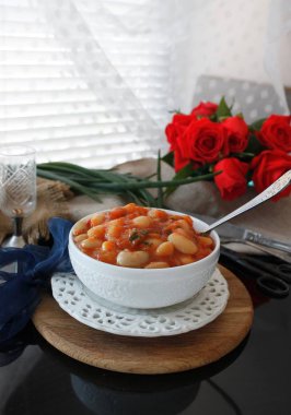 Bir kase otlar ile domates sosu nda haşlanmış kızılcık fasulye veya borlotti. hisse senedi fotoğraf yukarıdan yatay üst görünümü