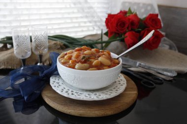 Bir kase otlar ile domates sosu nda haşlanmış kızılcık fasulye veya borlotti. hisse senedi fotoğraf yukarıdan yatay üst görünümü