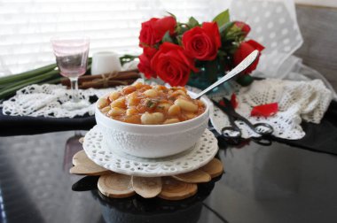 Bir kase otlar ile domates sosu nda haşlanmış kızılcık fasulye veya borlotti. hisse senedi fotoğraf yukarıdan yatay üst görünümü