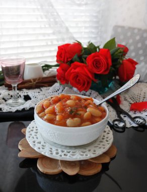 Bir kase otlar ile domates sosu nda haşlanmış kızılcık fasulye veya borlotti. hisse senedi fotoğraf yukarıdan yatay üst görünümü