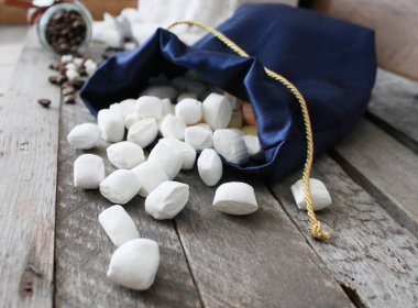 Kurumuş meyve ve fındık dolu Noel sepetleri.