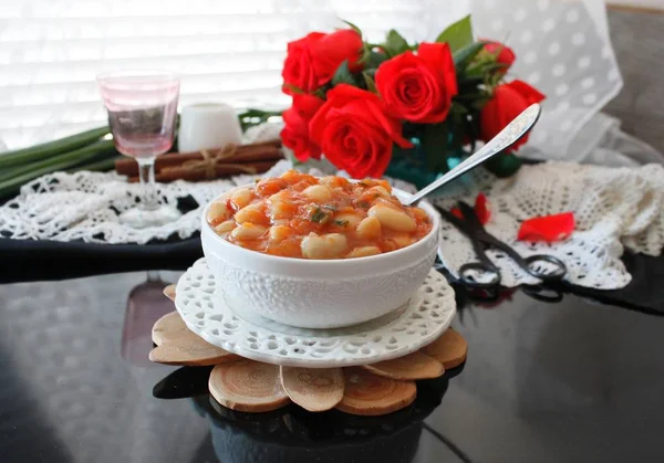 Kacang Cranberry Rebus Atau Borlotti Dalam Saus Tomat Dengan Herbal — Stok Foto