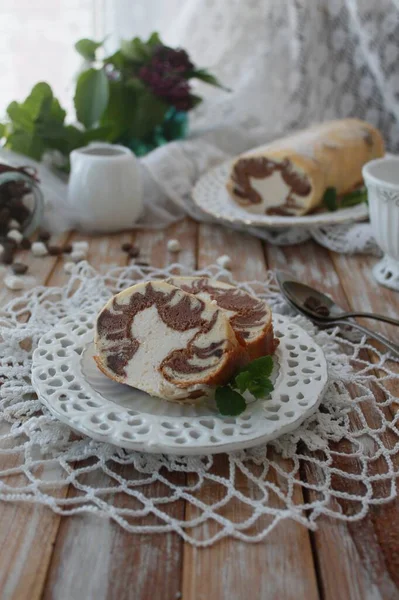 Rolo Esponja Com Chocolate Creme — Fotografia de Stock