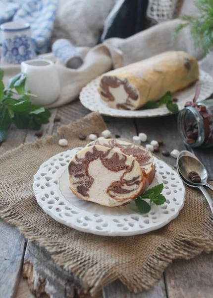 Rolo Esponja Com Chocolate Creme — Fotografia de Stock