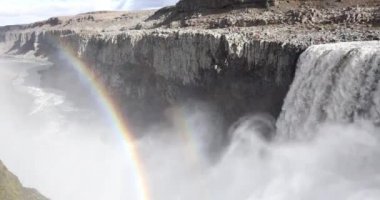 Şelale büyük akışı su güneşli bir günde. Gökkuşağının üstünde bir şelale. İzlanda