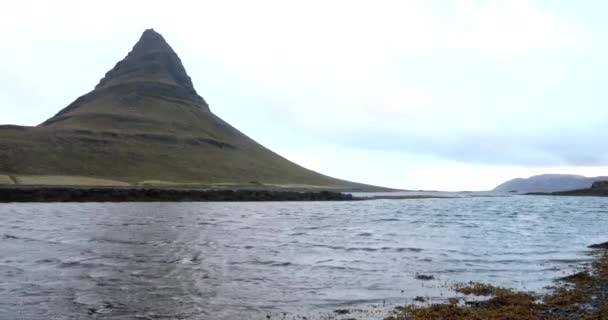 Berg Kvällen Havet Kusten Island Vågorna Kommer Att Köra Iland — Stockvideo